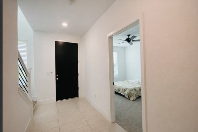 Building Photo - Modern Clovis Town Home, 2BR/2BA, CUSD w/ Solar