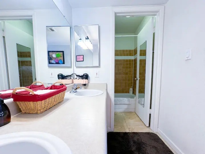 Private bathroom - 1215 E Lemon St