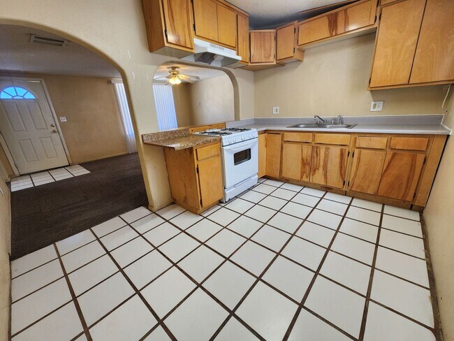 Building Photo - 3 Bedroom 1 Bath Coming Soon!