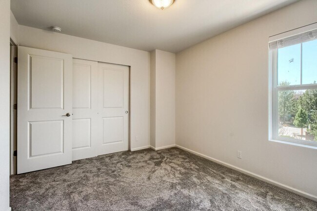 Building Photo - 3 Bed 2.5 Bath End Unit Home with FENCED Y...