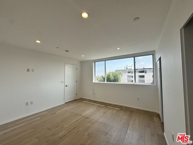 Building Photo - 5403 W Wilshire Vista Ln
