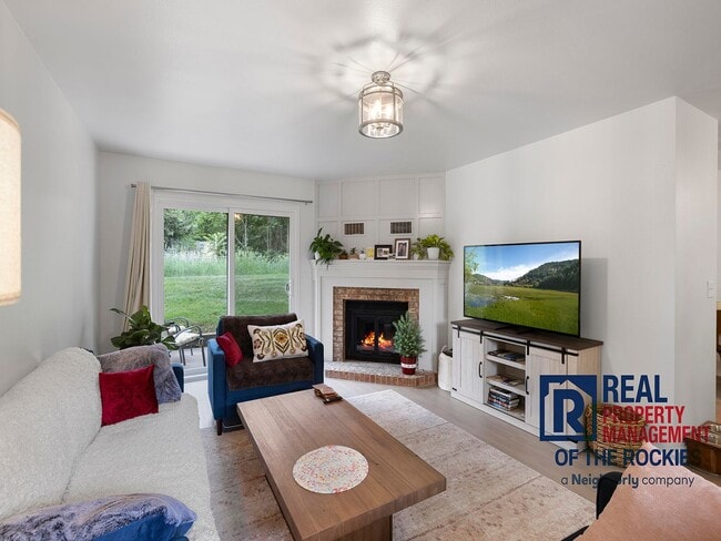 Building Photo - 3 Bed 3 Bath Updated Townhouse in Fort Collins!