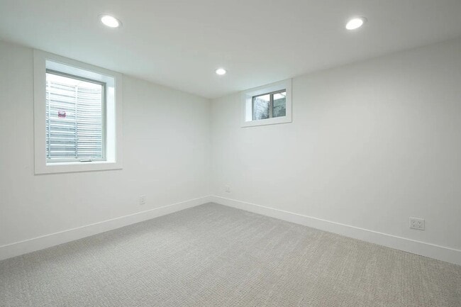Building Photo - 3bd/2ba Seattle Home