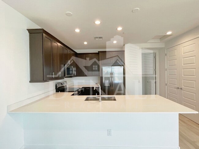 Building Photo - 784 S Hawk Ln