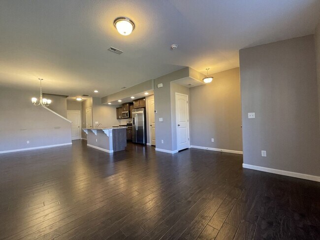 Building Photo - Spacious Two-Story Townhouse