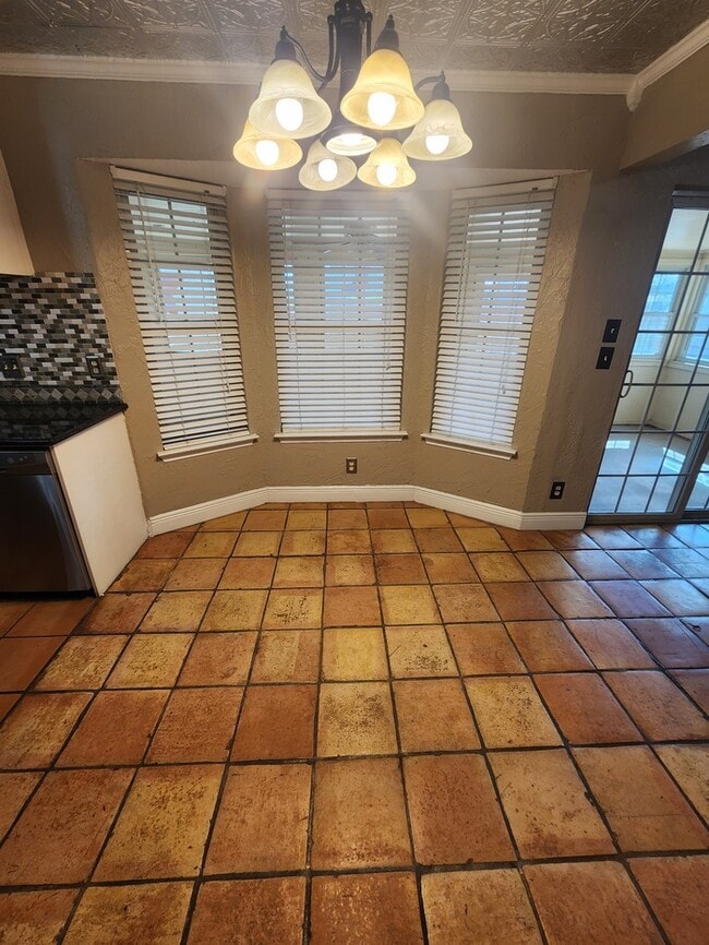 Building Photo - 3 bed 2 bath 2 car garage, move in ready!