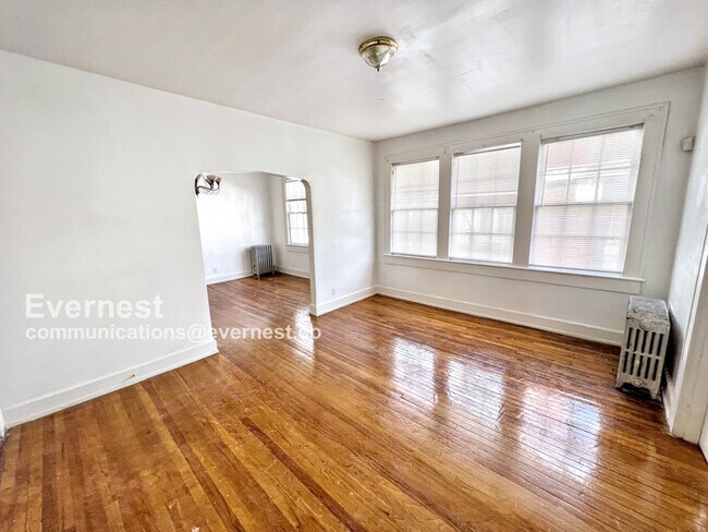 Building Photo - 904 3rd St W