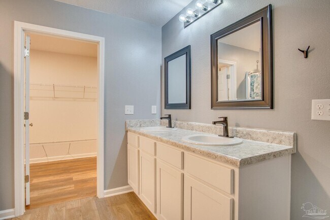 Building Photo - 4668 Red Oak Dr