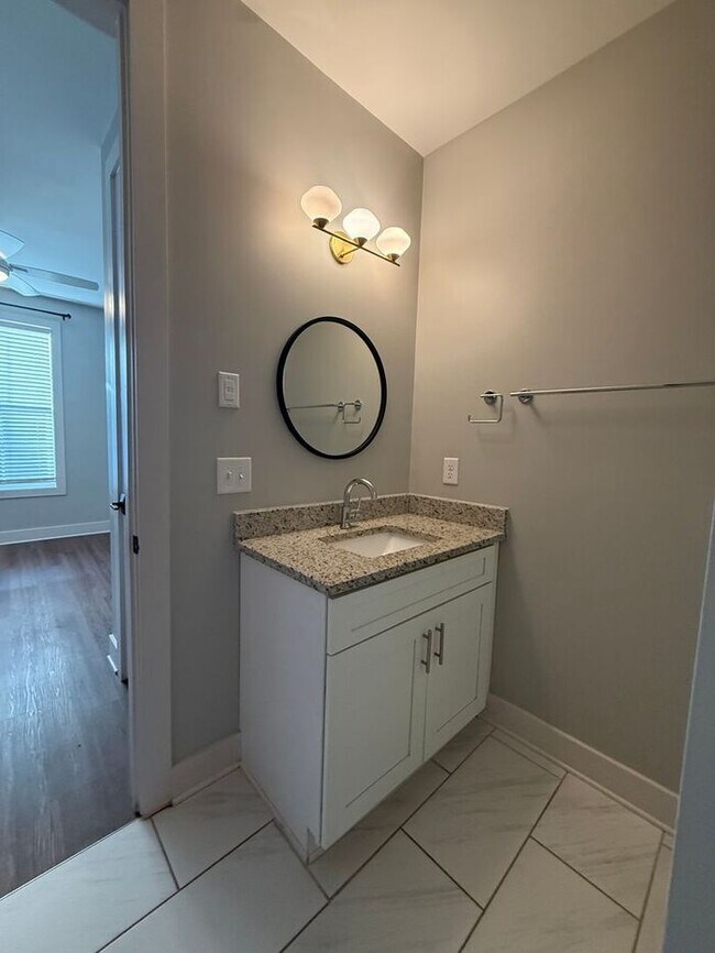 Building Photo - Modern 2 Bedroom Condo in the Heart of Melrose