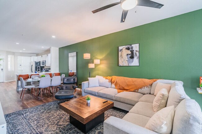 Building Photo - 1275 E University Dr