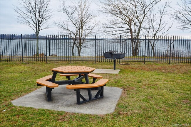 Building Photo - 102 Cove Ct