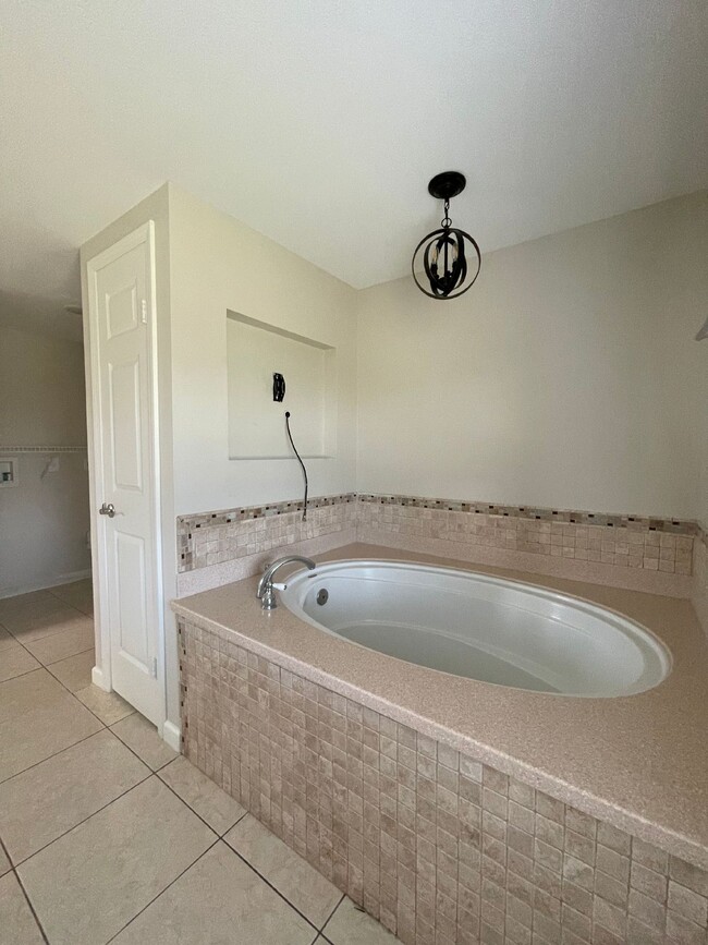 Building Photo - "Spacious 4-Bed, 4-Bath Oasis in Panama Ci...