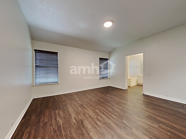 Building Photo - 933 Paddington Dr E