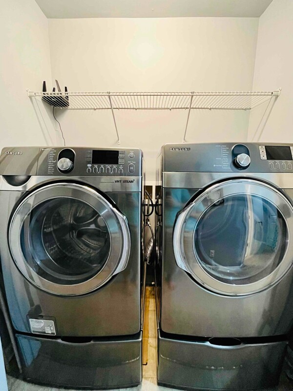 Building Photo - 876 Queen City Cres