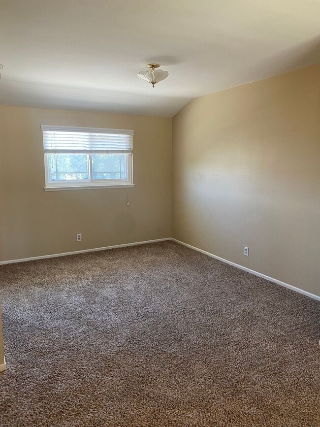 Building Photo - 2 story 4 bed, 2 bath home with yard