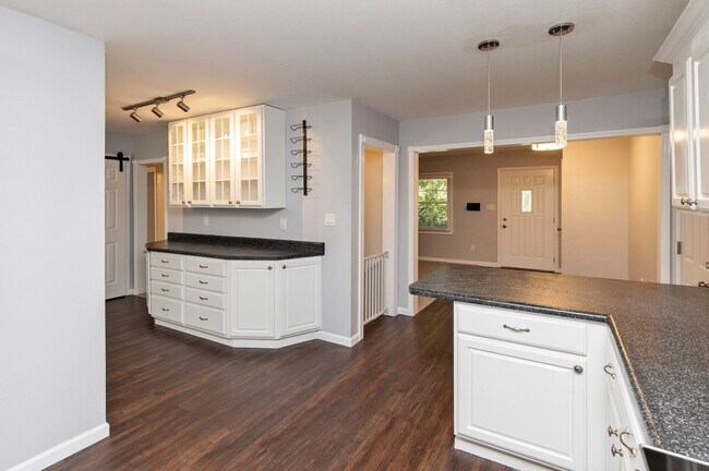 Building Photo - NEWLY UPDATED!! 3 Bedroom, 2 Bathroom Home in Des Moines!