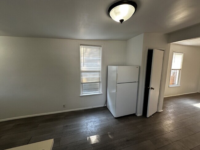Building Photo - "Charming 1-Bed Oasis in Denver's Heart – Cozy Comforts!"