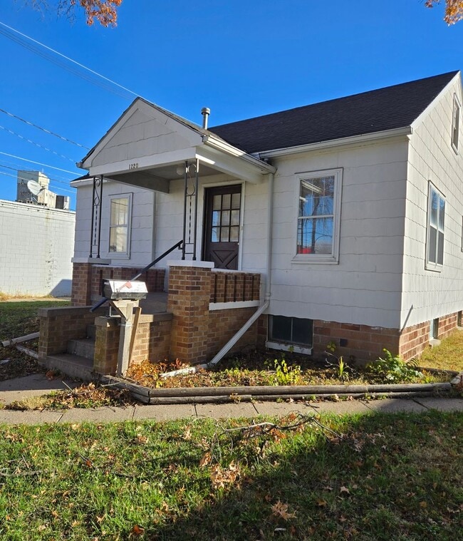 Building Photo - 1220 Oak Ave