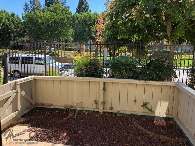 Building Photo - Homes Management - 1 Bed, 1 Bath Condo in Vermont Villas