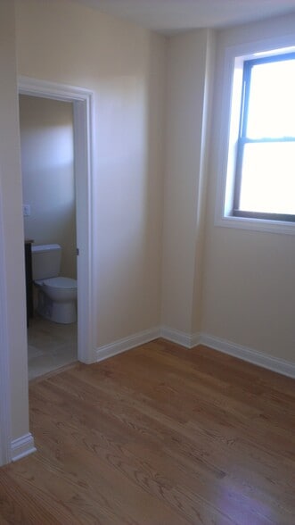 Building Photo - 1758 W Montrose Ave