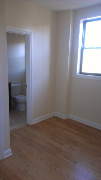 Building Photo - 1758 W Montrose