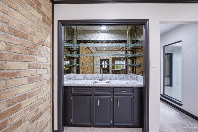 Building Photo - 21 Toronto Ave