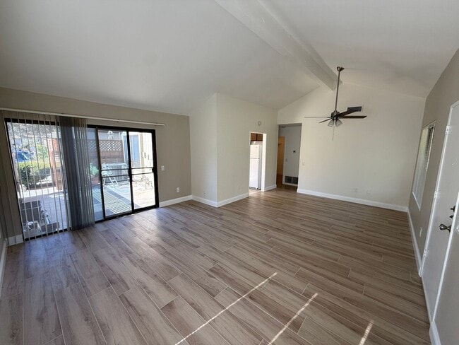 Building Photo - Remodeled 2-Bedroom Townhome in Tierrasant...