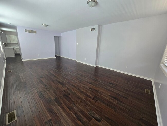 Building Photo - Super, Renovated 3 bed 1 bath! Available Now!
