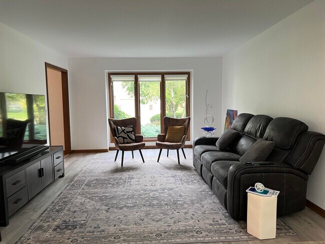 Building Photo - 4907 Pinewood Ct