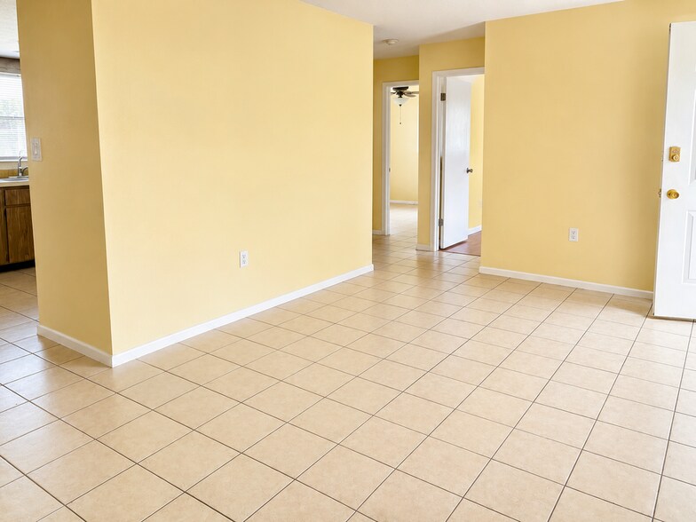 Building Photo - 8247 Saybrook Dr