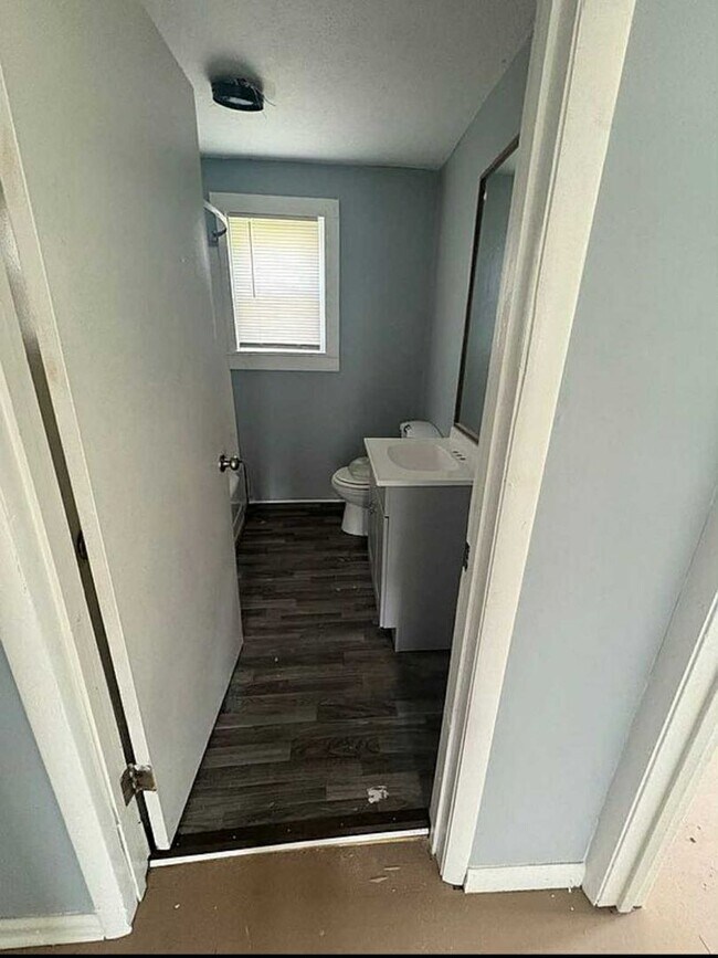 Building Photo - 4 Bedroom Home!