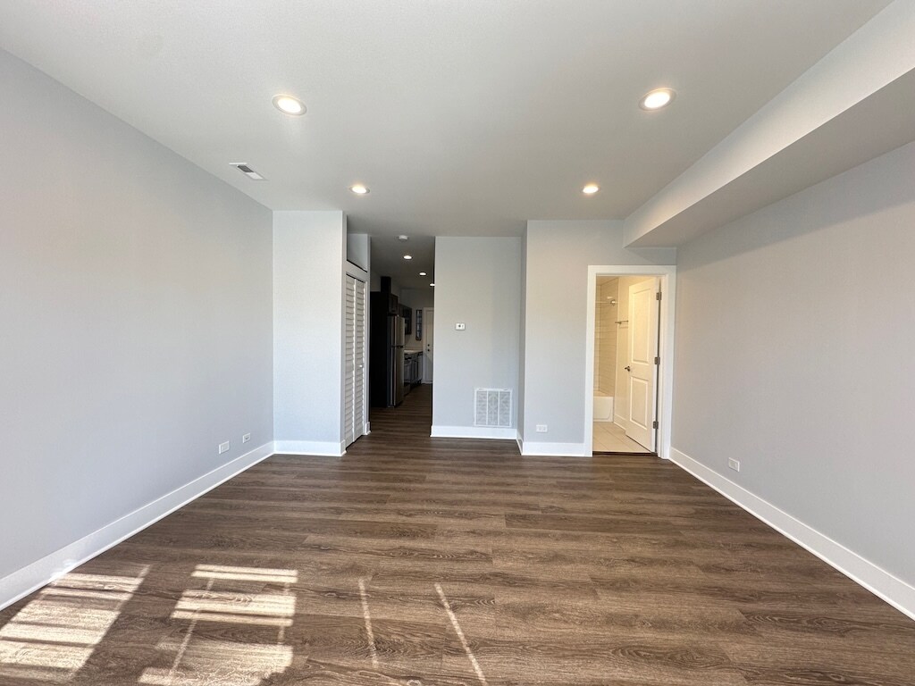 Building Photo - 3358 W Montrose Ave