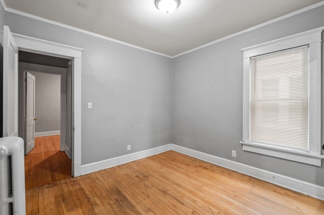 Building Photo - Murray Lower Flat