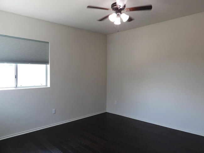 Building Photo - 975 E Park Modern Dr