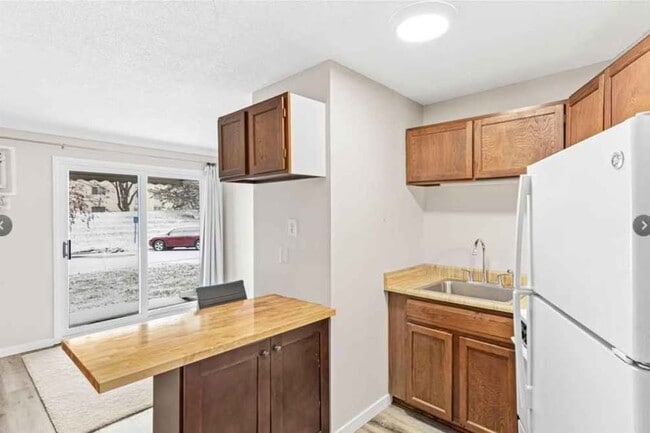 Building Photo - 130 Demont Ave