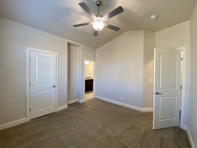 Building Photo - SPACIOUS HOME FOR RENT!