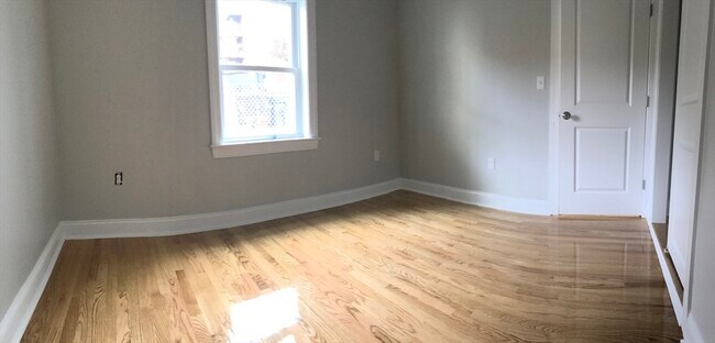 Building Photo - 6 St James Pl