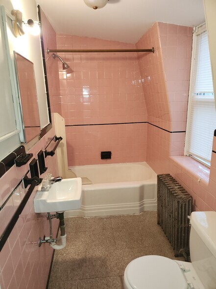 Building Photo - 132 Clymer St