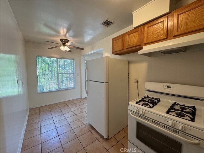 Building Photo - 1372 W 36th St