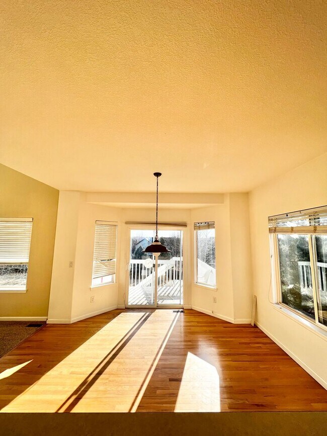 Building Photo - 4 bed, 3 bath Home in Huntington Hills Nei...