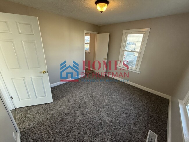 Building Photo - Two Bedroom House | Move In Ready!