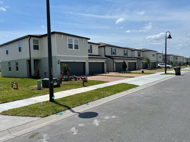 Building Photo - 975 Robin Holly St