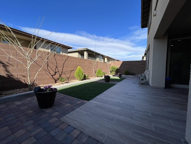 Building Photo - 9742 Zircon Cliff Ave