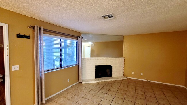 Building Photo - 825 Rock Springs Dr