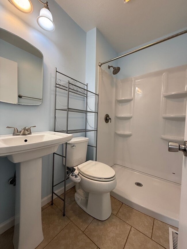Building Photo - 3 Bedroom Rental - close to Cape Fear Vall...