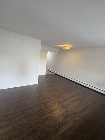 Building Photo - 860 River Dr