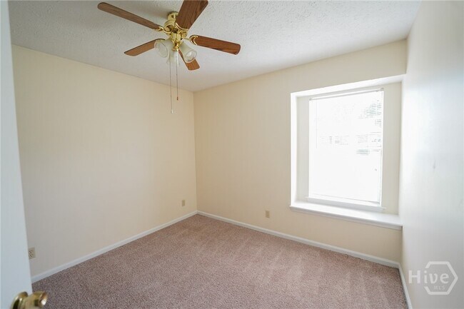 Building Photo - 102 Whippoorwill Ln E