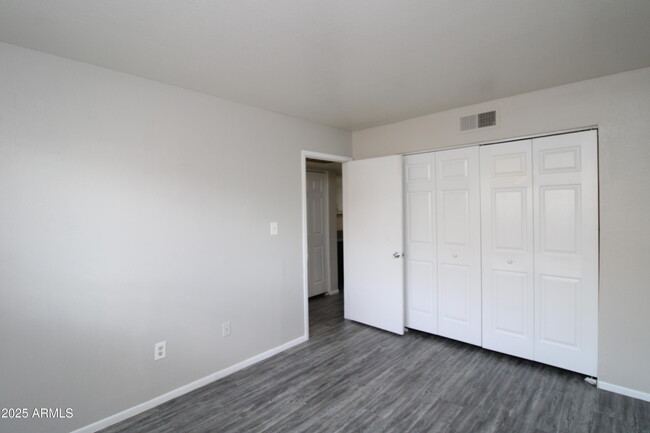 Building Photo - 3004 E Waltann Ln