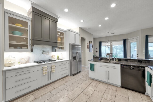 Building Photo - 204 W Pines Dr