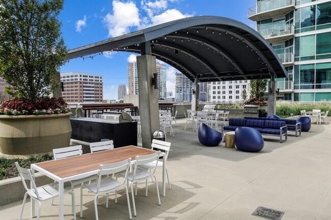 Building Photo - 943 Peachtree St NE